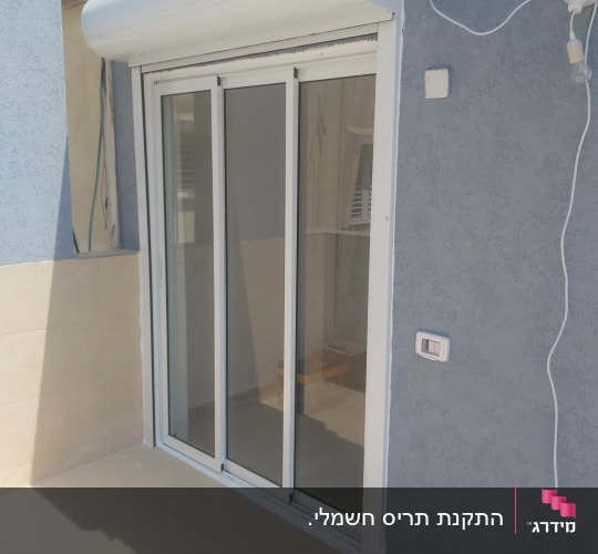דלת הזזה מאלומיניום עם תריס גלילה